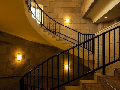 【館内】レトロな雰囲気を楽しめるロビーの階段