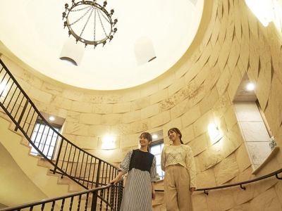 【館内】レトロな雰囲気を楽しめるロビーの階段