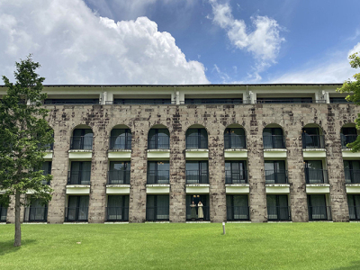 【ホテル外観】半円のアーチでデザインされたロマネスク様式の窓。