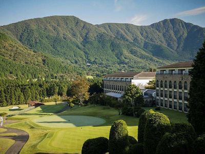 【ホテル外観】四季折々に表情を変える仙石原に位置する当ホテル。