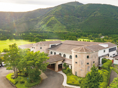 【ホテル外観】四季折々に表情を変える仙石原に位置する当ホテル。