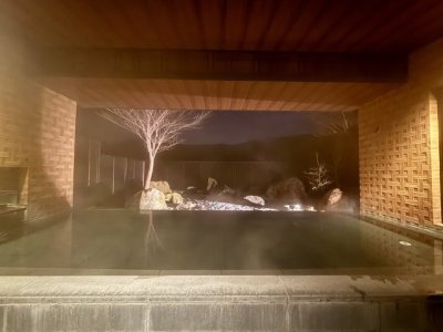 【露天風呂・夜】夜の露天風呂で非日常なひとときを。天気が良く日には星や月を眺めることもできます。