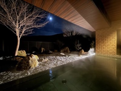【露天風呂・夜】夜の露天風呂で非日常なひとときを。天気が良く日には星や月を眺めることもできます。