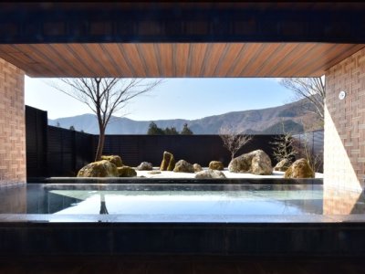 【露天風呂】2025年3月1日庭園を枯山水にリニューアル。箱根寄木細工をモチーフとした壁面が特徴的。