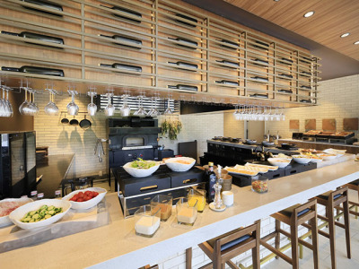 【朝食】地元の食材を使用した料理が並ぶ