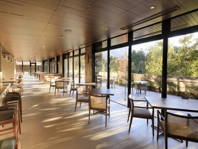 【レストラン】陽の光が差し込むレストラン