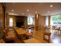 ���E���W