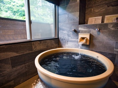 【客室露天風呂】信楽焼露天風呂