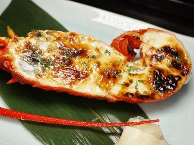 ご夕食の一例（イセエビの文化焼き）