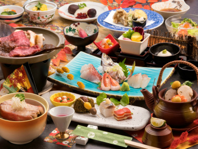 ご夕食の一例（松茸の土瓶蒸し、飛騨牛朴葉焼など）