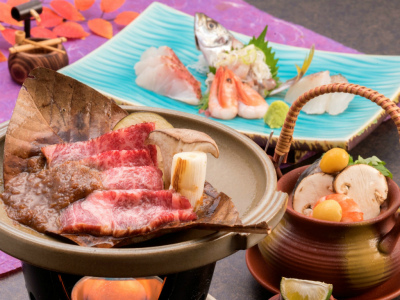 ご夕食イメージ（お造り、松茸の土瓶蒸し、飛騨牛朴葉焼）