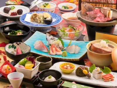 ご夕食イメージ（前菜、お造り、飛騨牛朴葉焼）