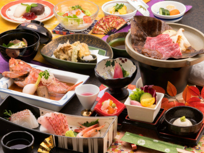 ご夕食の一例（飛騨牛朴葉焼、カサゴ姿煮など）