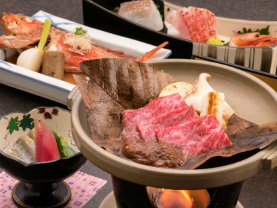 ご夕食イメージ（前菜、カサゴ姿煮、飛騨牛朴葉焼）