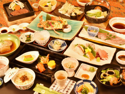 ご夕食の一例（イセエビ文化焼き、飛騨牛ステーキなど）