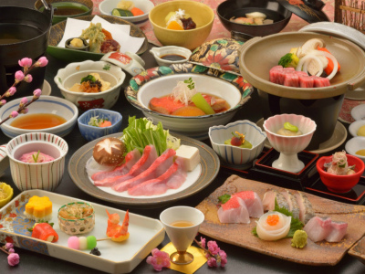 ご夕食の一例（お造り4点盛、金目鯛しゃぶしゃぶ、飛騨牛ステーキなど）
