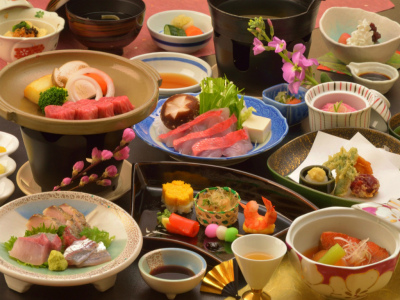 ご夕食の一例（お造り、金目鯛しゃぶしゃぶ、飛騨牛ミニステーキなど）