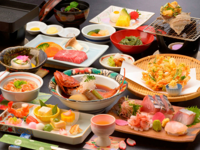 ご夕食の一例（お造り、カサゴ姿煮、飛騨牛ステーキなど）