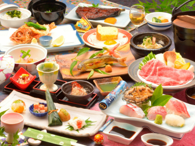 ご夕食の一例（お造り、鮎の塩焼き、飛騨牛しゃぶしゃぶなど）