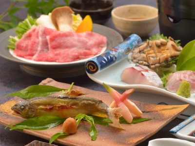 ご夕食イメージ（お造り、鮎の塩焼き、飛騨牛しゃぶしゃぶ）