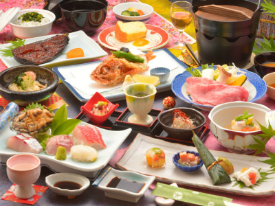 ご夕食の一例（お造り、飛騨牛しゃぶしゃぶ、カサゴ姿揚げ）