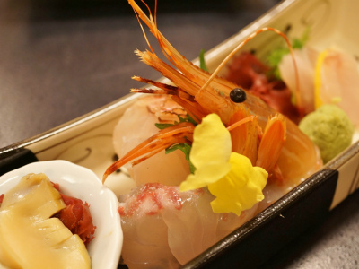 ご夕食の一例（鮑、牡丹海老など、お造り盛合せ）