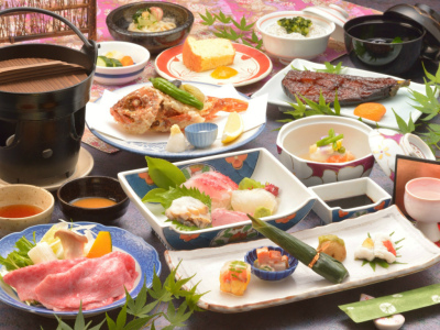 ご夕食の一例（お造り、カサゴ姿揚げ、飛騨牛しゃぶしゃぶなど）