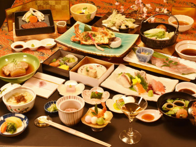 ご夕食の一例（お造り、イセエビ文化焼き、飛騨牛ステーキなど）