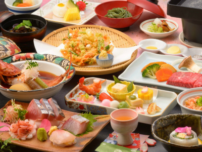 ご夕食の一例（桜えび料理３品、飛騨牛ステーキなど）