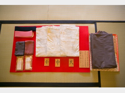 【アメニティ】 *浴衣＆作務衣風部屋着。客室の浴衣もあらかじめ大、中、小の3サイズご用意しております