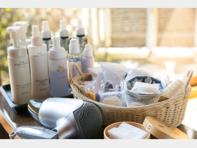 【アメニティ】 *シャンプー、スキンケア等基本的なアメニティの他、コットン、綿棒などもございます。