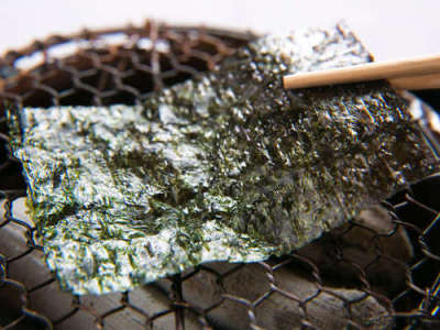 【ご朝食一例】 *三重県産の「桑名海苔」を備長炭の火鉢で炙り、海苔本来の香りもお楽しみいただきます。