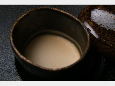 【ご朝食一例】 *北海道産大豆「トヨマサリ」の豆乳で、毎朝にがりをうって作るお豆腐です。
