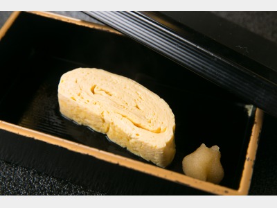 【ご朝食一例】 *日本伝統料理の代表格、特製だし巻き卵。ふきやのお出汁で手をかけたひと品です。