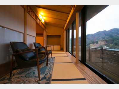 【「ふきや」を彩るデンマークの椅子】　　*IB KOFOD-LARSEN（イブ・コボド・ラーセン）