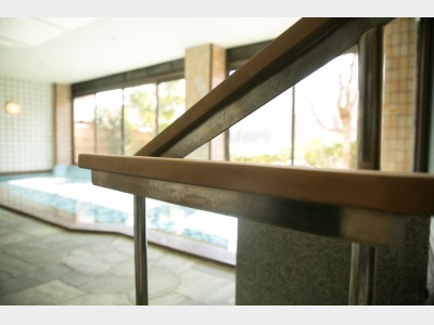 【館内の様子】 *館内の段差には手すりを設置しています。ご家族の笑顔での滞在をお手伝いします。