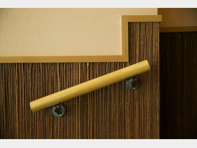 【館内の様子】 *安心快適にお寛ぎいただくため、館内のあらゆる段差部分に手すりを設置しています。