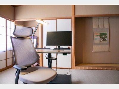 テレワーク用の椅子と机をご用意しております。