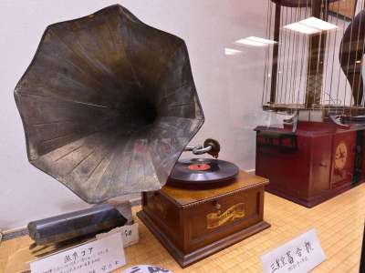 100年前の蓄音機。創業206年の当館には、こういった古いものがいくつか現存しております。