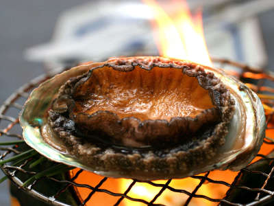 夕食一例（あわびの踊り焼き）