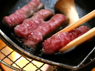 夕食一例（国産黒毛和牛の月替わり料理）