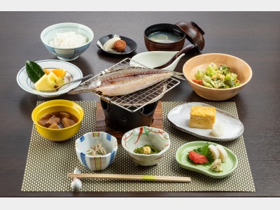 朝食は3種類の干物が選べる和定食（イメージ）