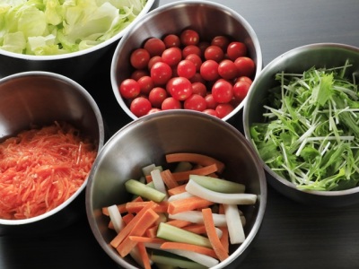 ご夕食：サラダ◆新鮮なお野菜を種類豊富なドレッシングでお楽しみください　※イメージ