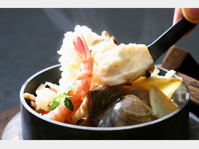 お魚三昧の磯料理　人気の海鮮五目釜飯
