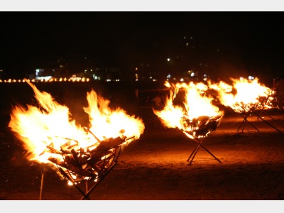 夏の風物詩　伊豆多賀・百八体かがり火