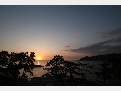 展望貸切露天風呂から眺める、日の出