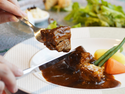 メインディッシュはじっくり煮込んだビーフシチュウ