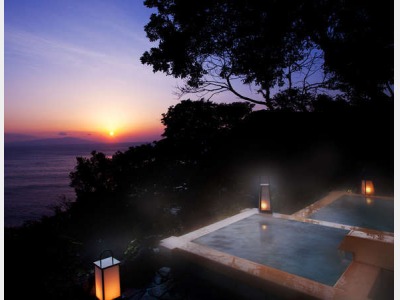 朝焼けを見ながらの露天風呂（イメージ）