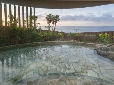 朝日が差し込む露天風呂。眺めも抜群です。