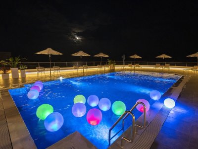 ライトアップは通年で実施中♪　◆ 屋外プール◆